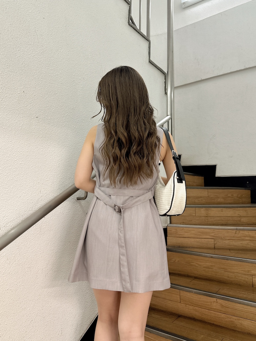 その他のニット/セーター、ベージュ系のベスト、ベージュ系のその他パンツを着用したレディースの春コーディネートの4枚目の写真