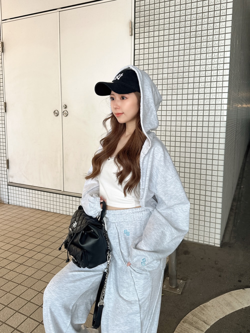 グレー系のスウェットパンツ、グレー系のパーカーを着用したレディースの春コーディネートの2枚目の写真