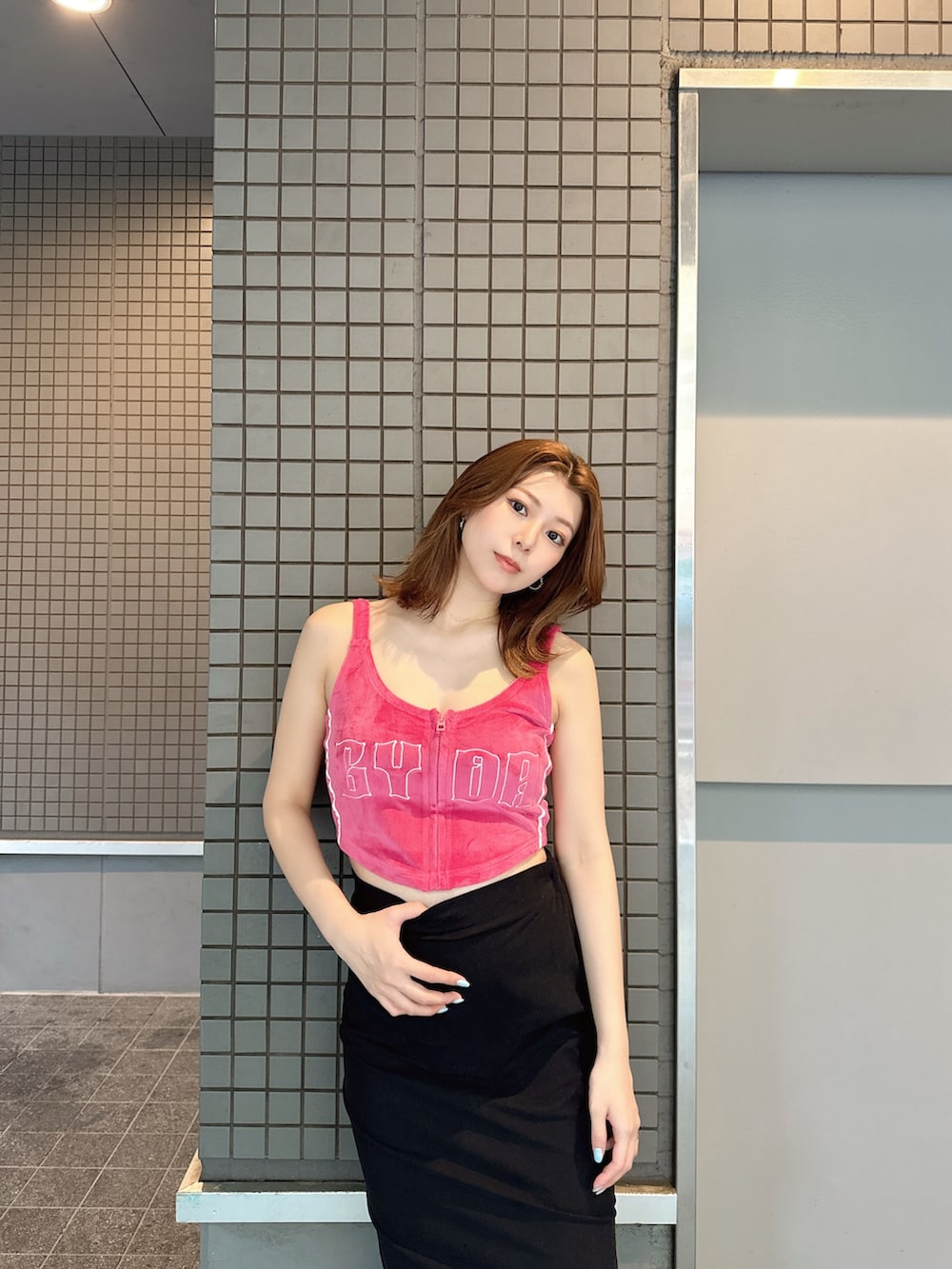 ピンク系のキャミソールを着用したレディースの夏コーディネートの3枚目の写真