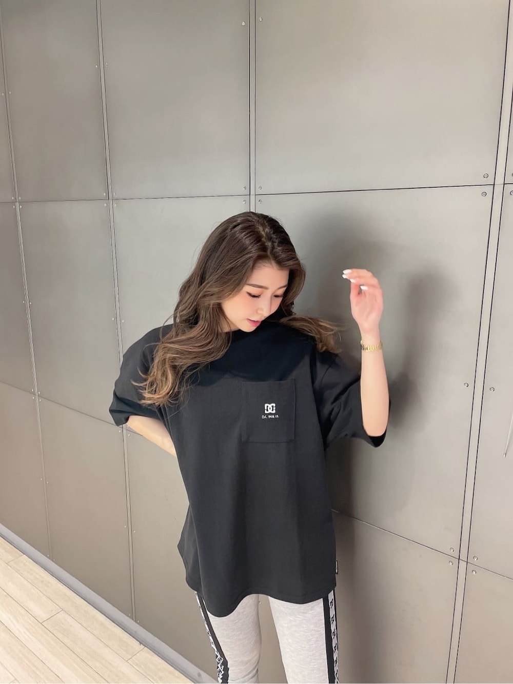 ブラック系のパンプス、グレー系のその他パンツ、ブラック系のTシャツ/カットソーを着用したレディースの春コーディネートの6枚目の写真