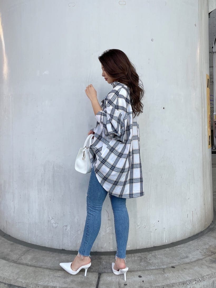 ホワイト系のパンプス、ホワイト系のハンドバッグ、ホワイト系のシャツ/ブラウスを着用したレディースの春コーディネートの4枚目の写真