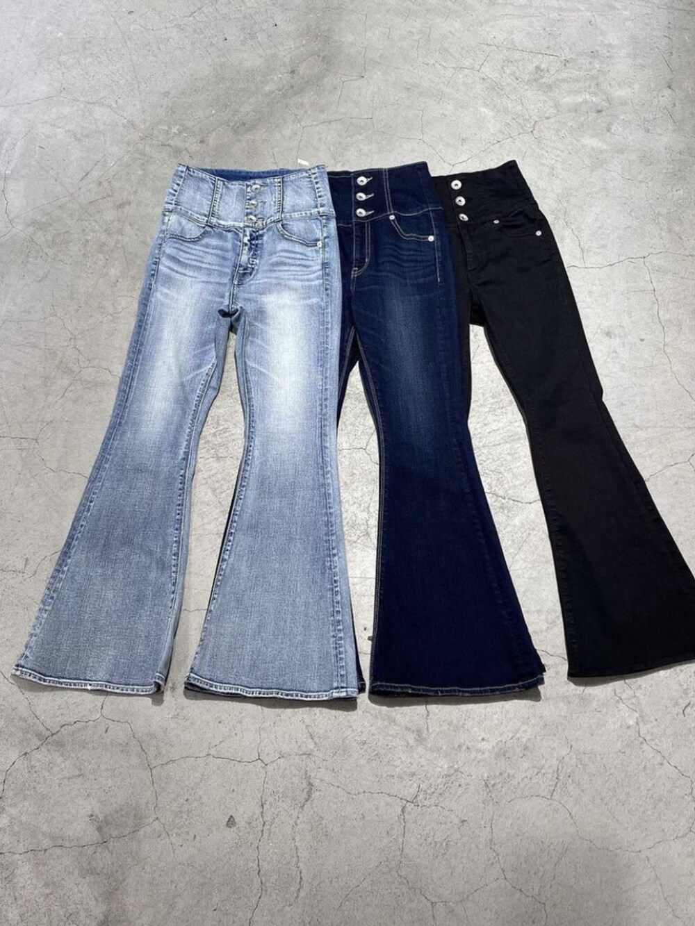 ブルー系のデニムパンツ、ブラック系のニット/セーターを着用したレディースの春コーディネートの3枚目の写真