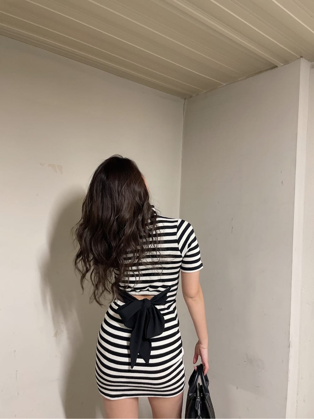 ホワイト系のトレンチコート、その他のワンピース、ブラック系のブーツを着用したレディースの春コーディネートの9枚目の写真