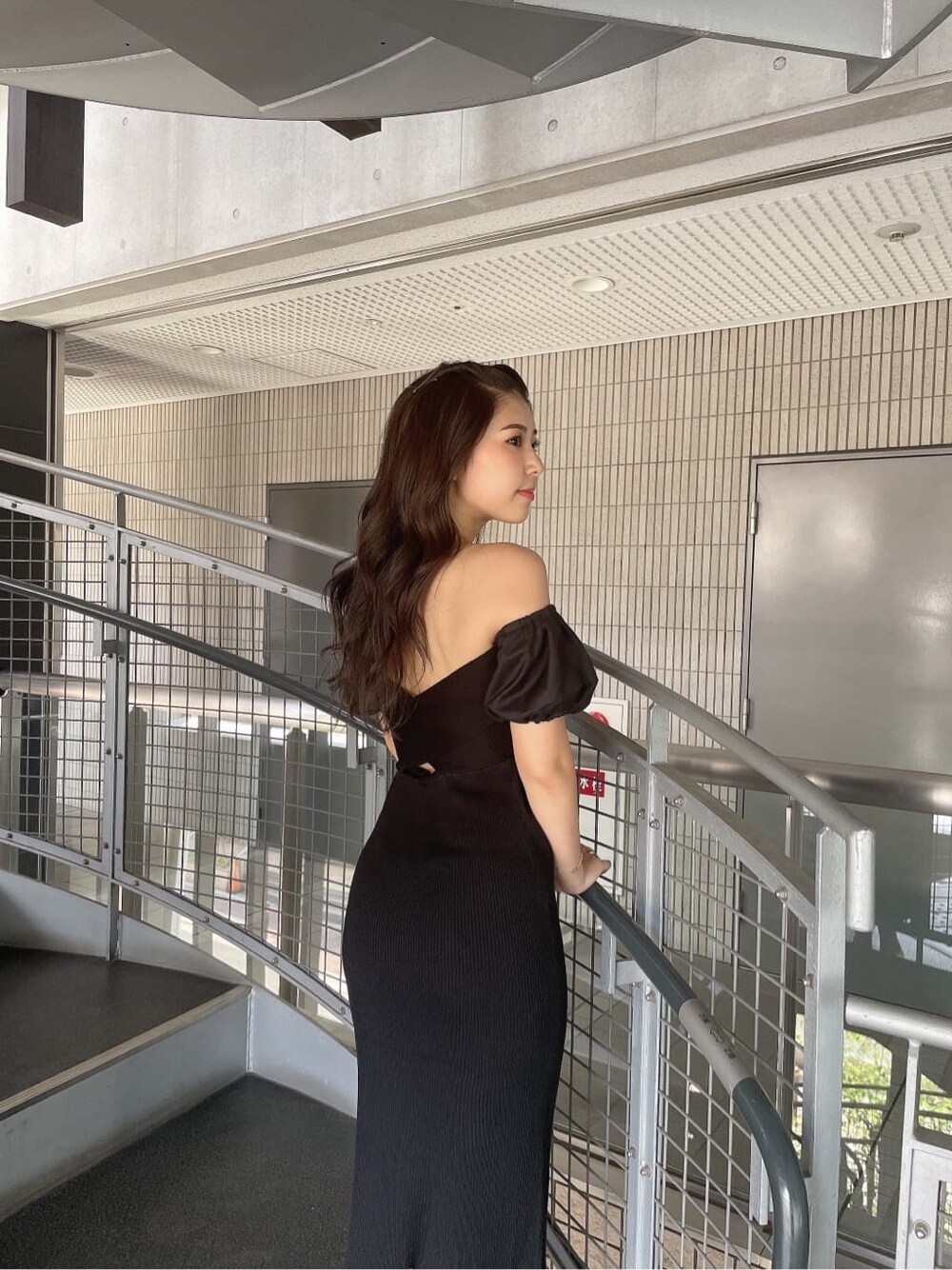 ブラック系のワンピース、ホワイト系のハットを着用したレディースの夏コーディネートの7枚目の写真