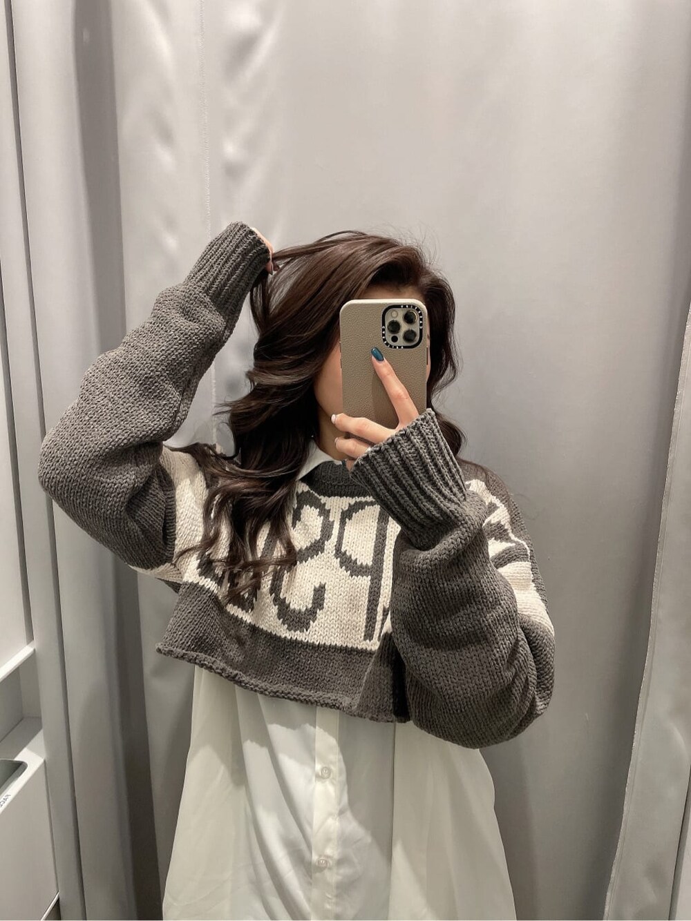 ブラック系のその他シューズ、ブラック系のバックパック/リュック、ホワイト系のシャツ/ブラウスを着用したレディースの冬コーディネートの9枚目の写真