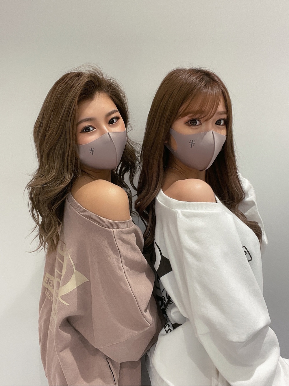 ピンク系のスウェットを着用したレディースの冬コーディネートの2枚目の写真