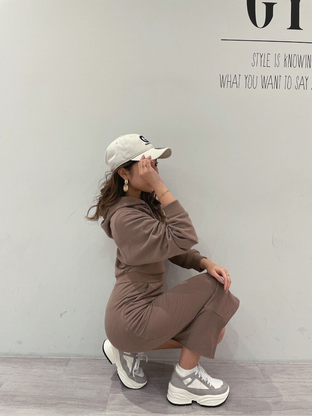 ホワイト系のスニーカーを着用したレディースの冬コーディネートの3枚目の写真