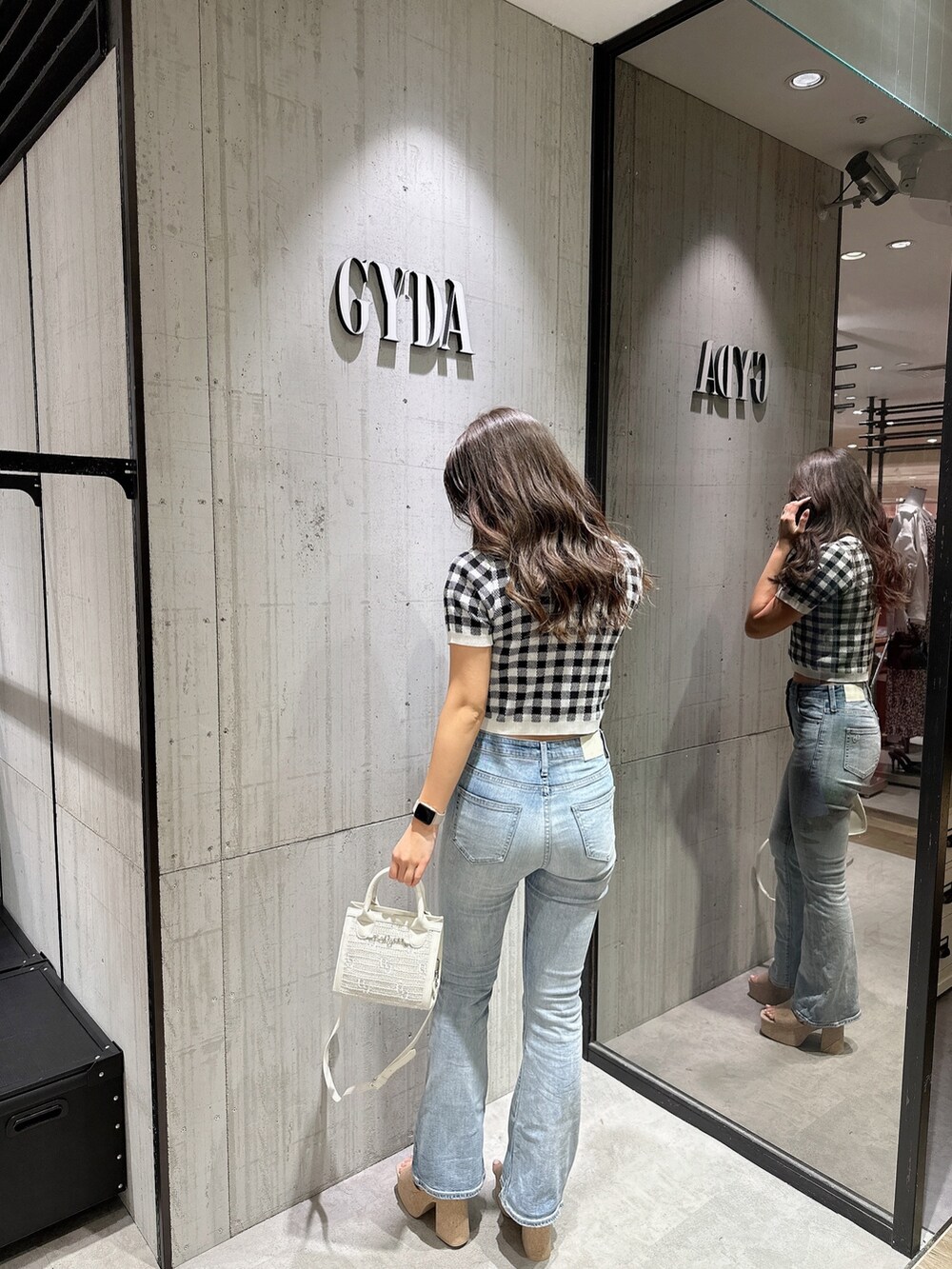 ブラック系のTシャツ/カットソー、ブラック系のカーディガン/ボレロ、ブルー系のデニムパンツを着用したレディースの春コーディネートの3枚目の写真