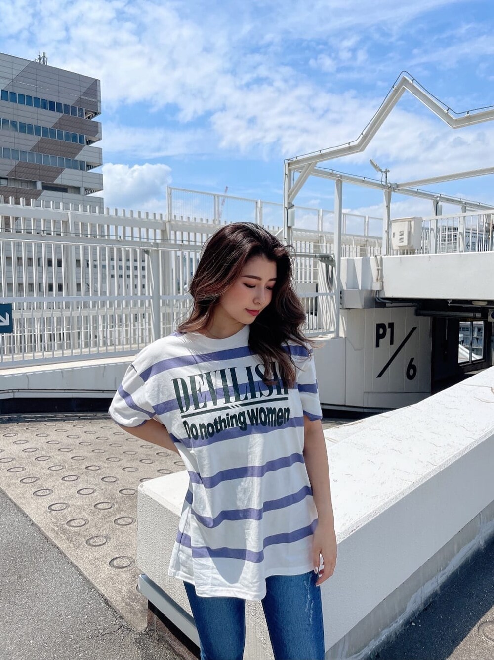 ブラック系のパンプス、ブルー系のデニムパンツ、その他のTシャツ/カットソーを着用したレディースの夏コーディネートの6枚目の写真