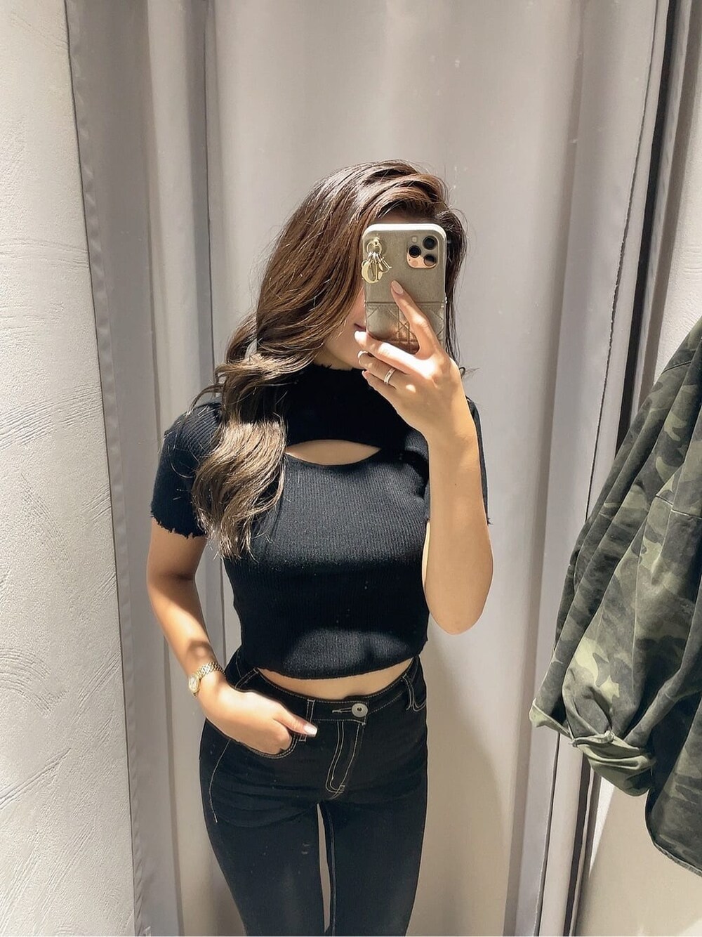 ブラック系のデニムパンツ、ブラック系のブーツ、ブラック系のニット/セーターを着用したレディースの夏コーディネートの4枚目の写真