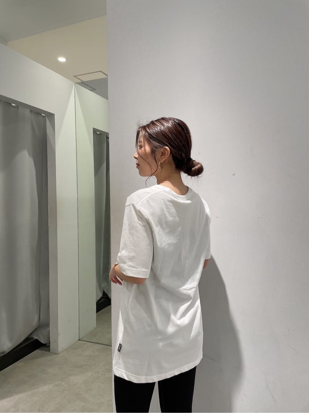 ブラック系のデニムパンツ、その他のサンダル、ホワイト系のTシャツ/カットソーを着用したレディースの春コーディネートの7枚目の写真