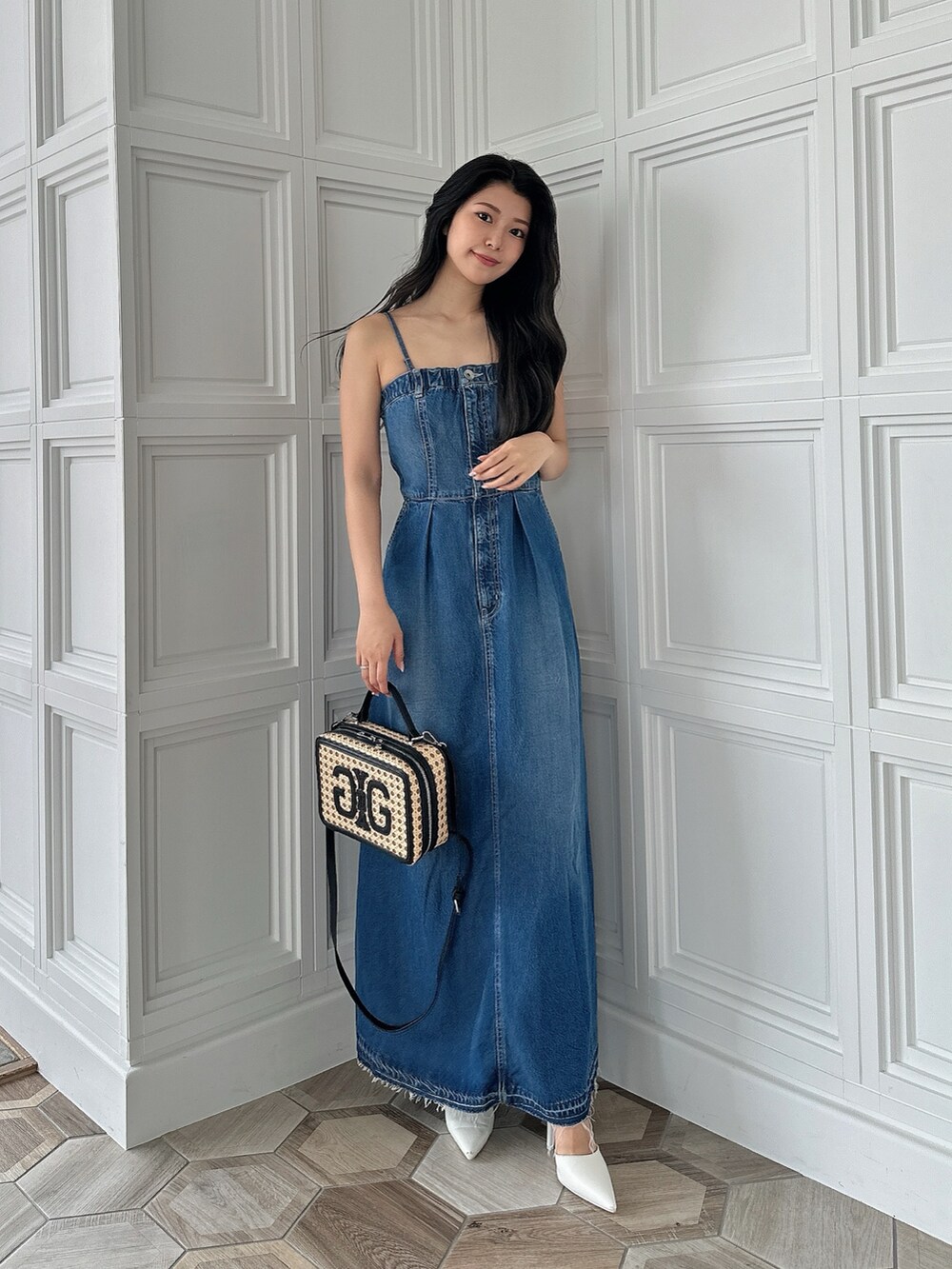 ベージュ系のショルダーバッグ、ホワイト系のパンプス、ブルー系のワンピースを着用したレディースの夏コーディネートの2枚目の写真