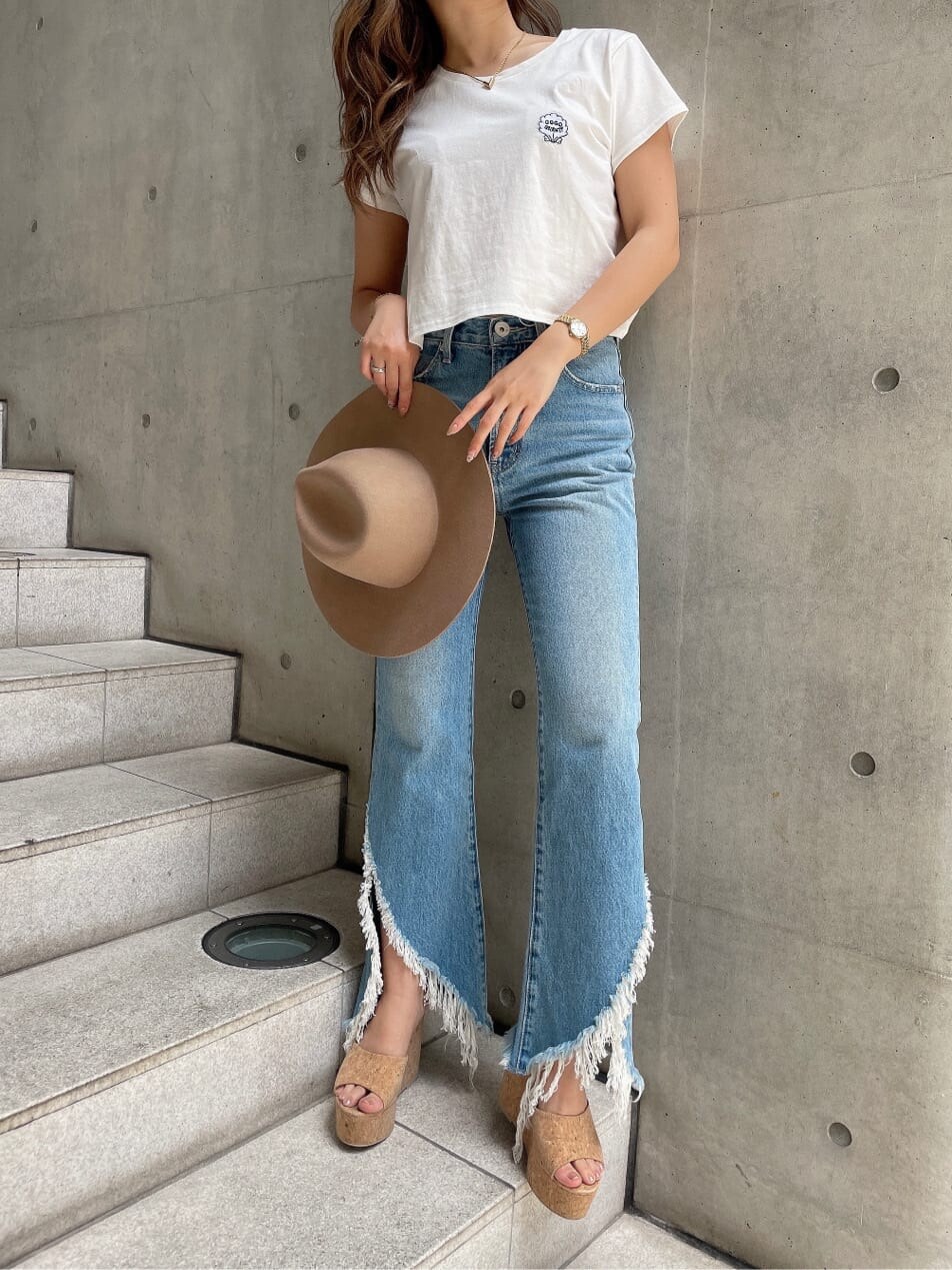 ベージュ系のサンダル、ブルー系のデニムパンツ、ホワイト系のTシャツ/カットソーを着用したレディースの夏コーディネートの2枚目の写真