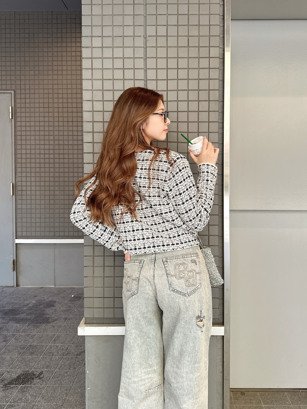 ブルー系のデニムパンツ、ホワイト系のキャミソールを着用したレディースの夏コーディネートの5枚目の写真