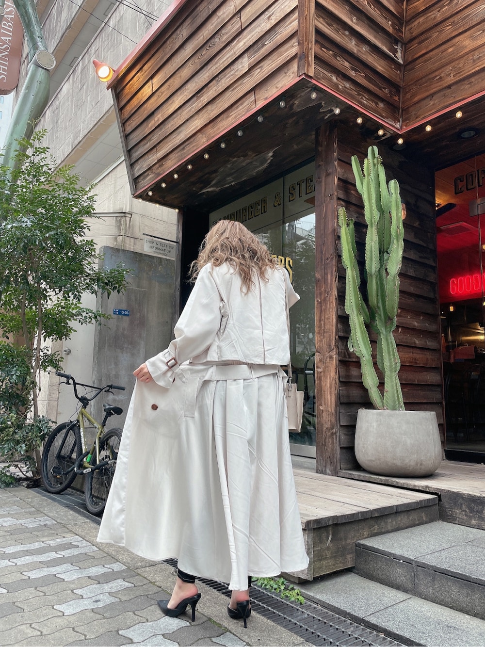 ブラック系のパンプス、ブラック系のデニムパンツ、ブラック系のキャミソールを着用したレディースの冬コーディネートの3枚目の写真