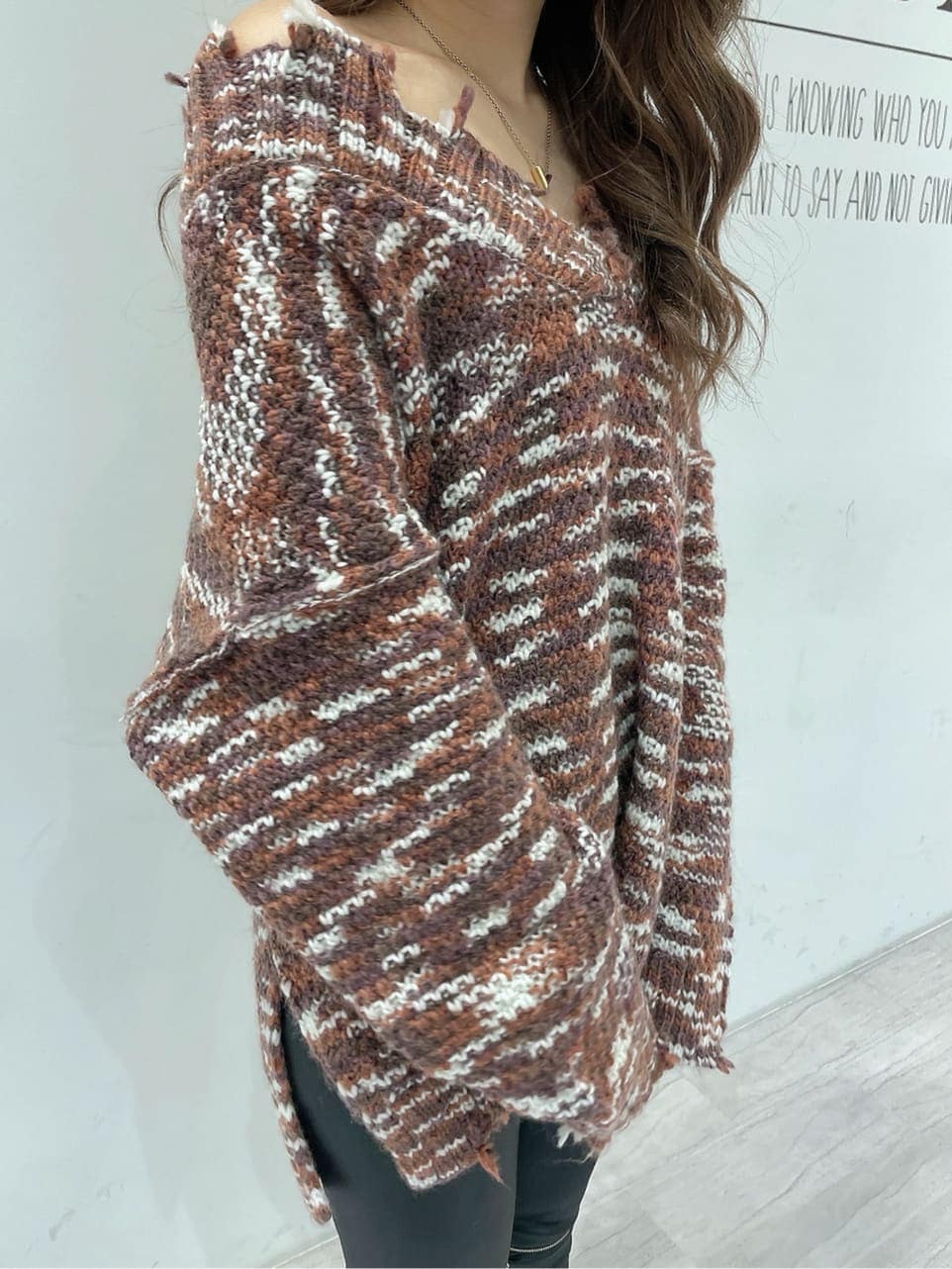 ホワイト系のパンプス、ブラウン系のニット/セーター、ブラック系のその他パンツを着用したレディースの秋コーディネートの6枚目の写真