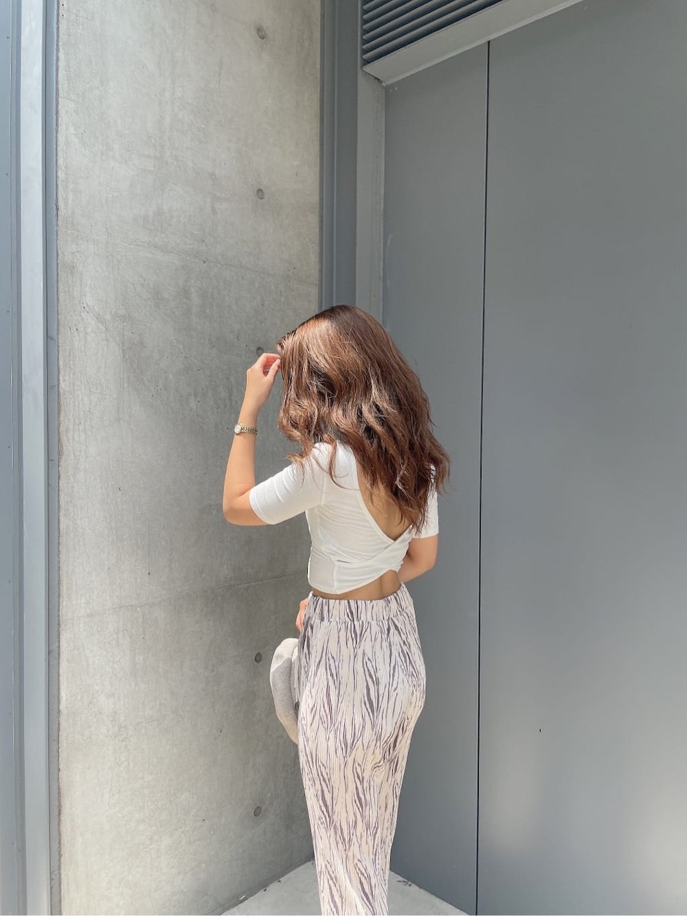 「GYDA、gydastaff、code、apparelstaff、fashion、ジェイダ、#gyda、選抜、158cmコーデ、選抜１、knit、プリーツ、白T」｜「GYDAのポインテッドミュール（パンプス、ホワイト系）」を使った、aikaさん（レディース・158cm）の夏コーディネートの6枚目の写真