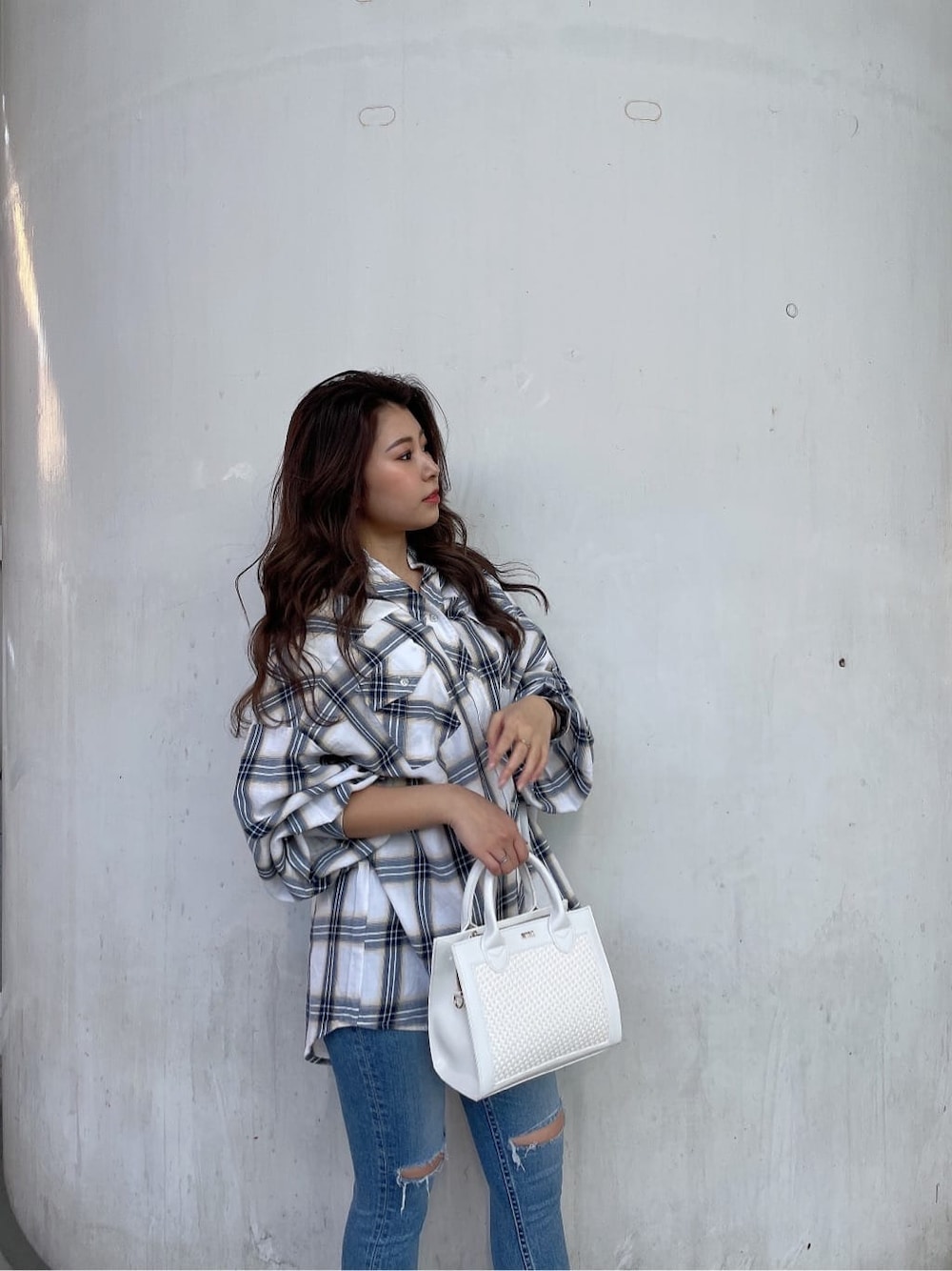 ホワイト系のパンプス、ホワイト系のハンドバッグ、ホワイト系のシャツ/ブラウスを着用したレディースの春コーディネートの5枚目の写真