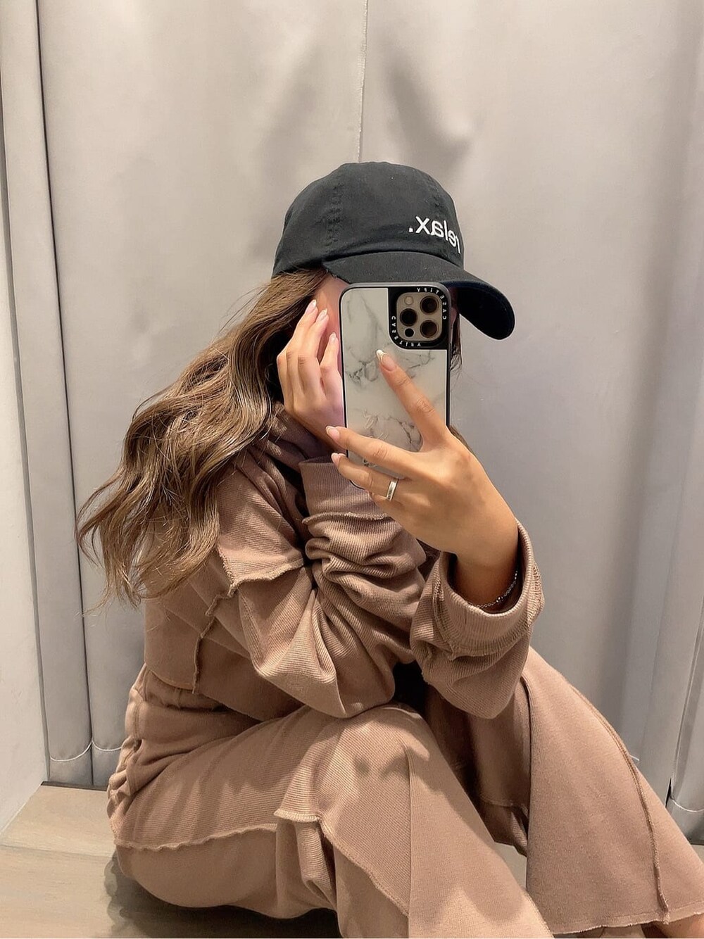 ベージュ系のその他パンツ、ベージュ系のパーカー、ブラック系のキャップを着用したレディースの夏コーディネートの4枚目の写真