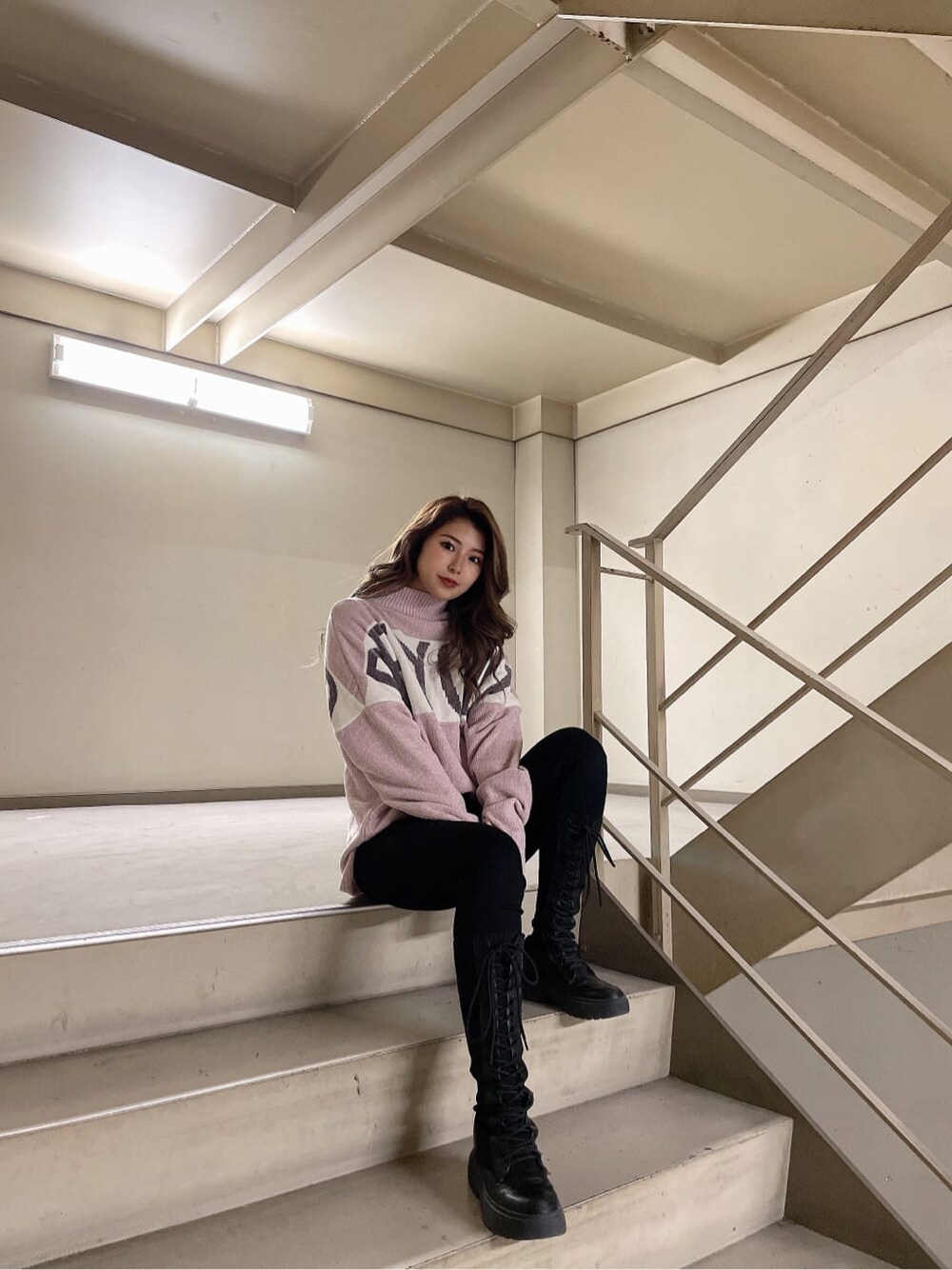 その他のデニムパンツ、ブラック系のその他シューズ、ピンク系のニット/セーターを着用したレディースの冬コーディネートの3枚目の写真