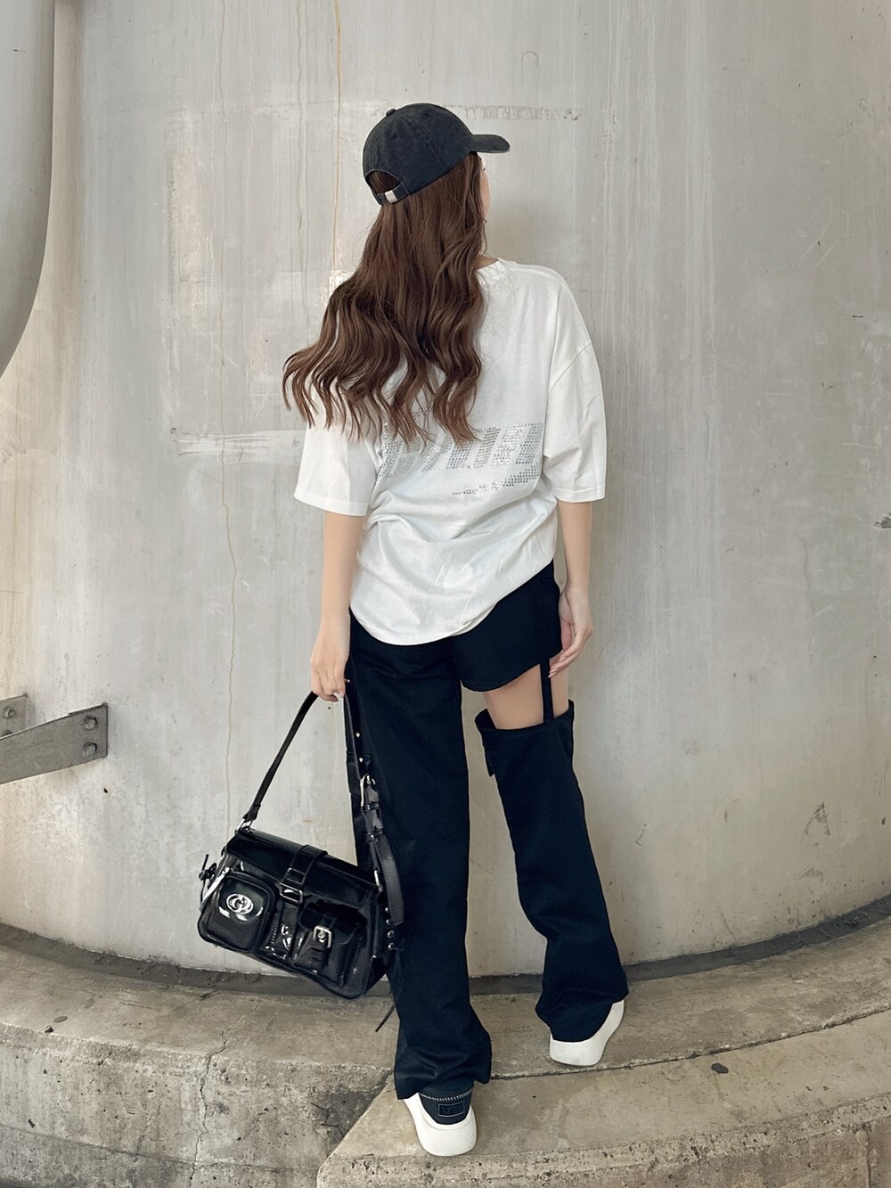 ブラック系のその他パンツ、ホワイト系のTシャツ/カットソー、ブラック系のハンドバッグを着用したレディースの春コーディネートの2枚目の写真