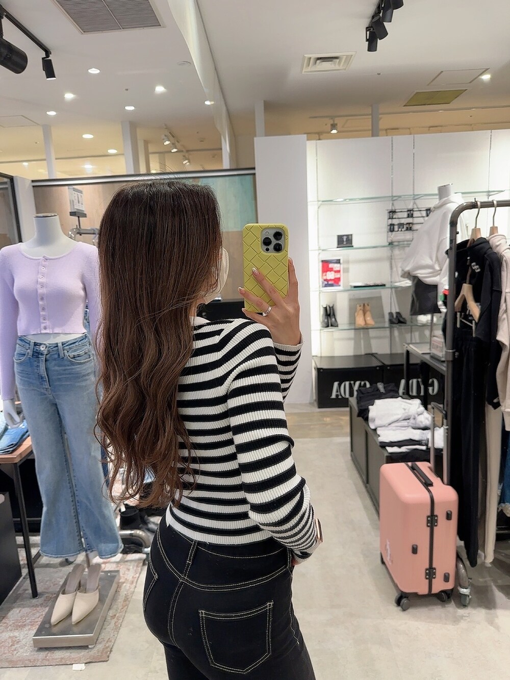 その他のニット/セーター、ブラック系のデニムパンツ、ブラック系のブーツを着用したレディースの冬コーディネートの6枚目の写真