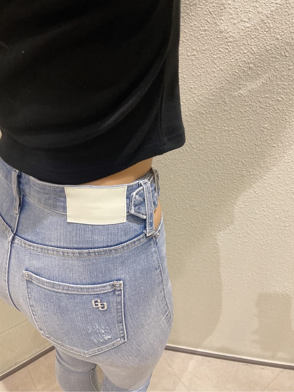 ホワイト系のパンプス、ブルー系のデニムパンツ、ブラック系のTシャツ/カットソーを着用したレディースの夏コーディネートの10枚目の写真