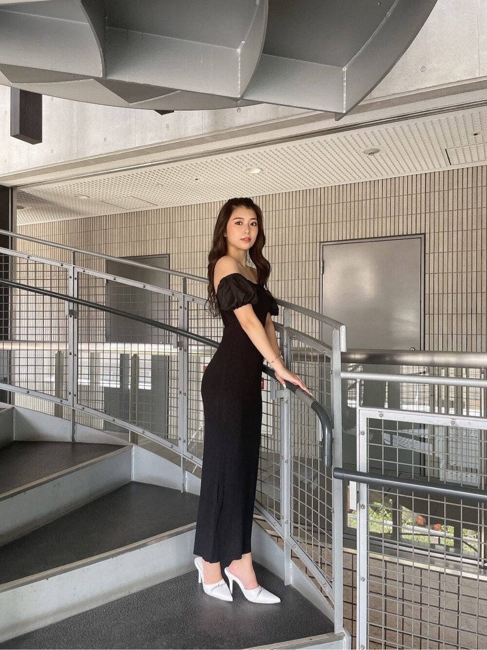 ブラック系のワンピース、ホワイト系のハットを着用したレディースの夏コーディネートの4枚目の写真