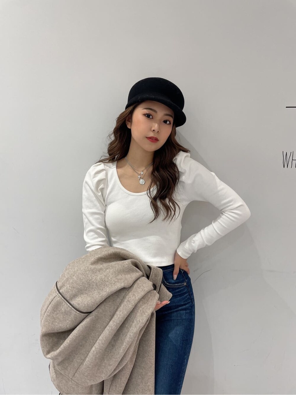 ブラウン系のブーツ、ブルー系のデニムパンツ、ホワイト系のTシャツ/カットソーを着用したレディースの秋コーディネートの8枚目の写真