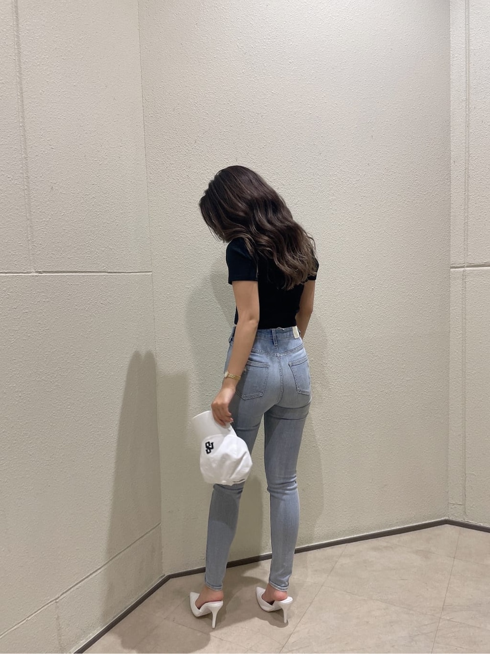 ホワイト系のパンプス、ブルー系のデニムパンツ、ブラック系のTシャツ/カットソーを着用したレディースの夏コーディネートの4枚目の写真