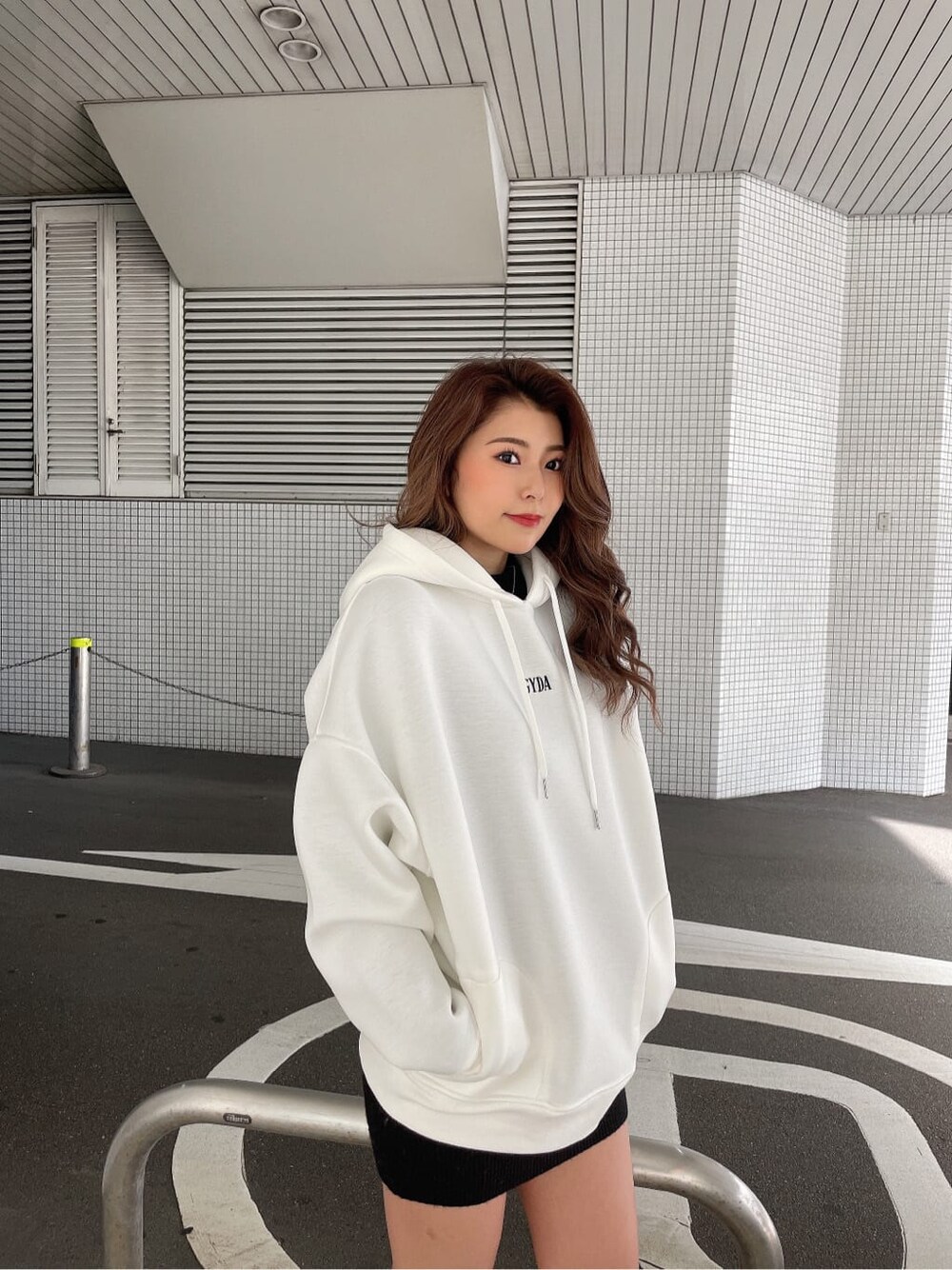 ブラック系のワンピース、ブラック系のブーツ、ホワイト系のTシャツ/カットソーを着用したレディースの冬コーディネートの4枚目の写真