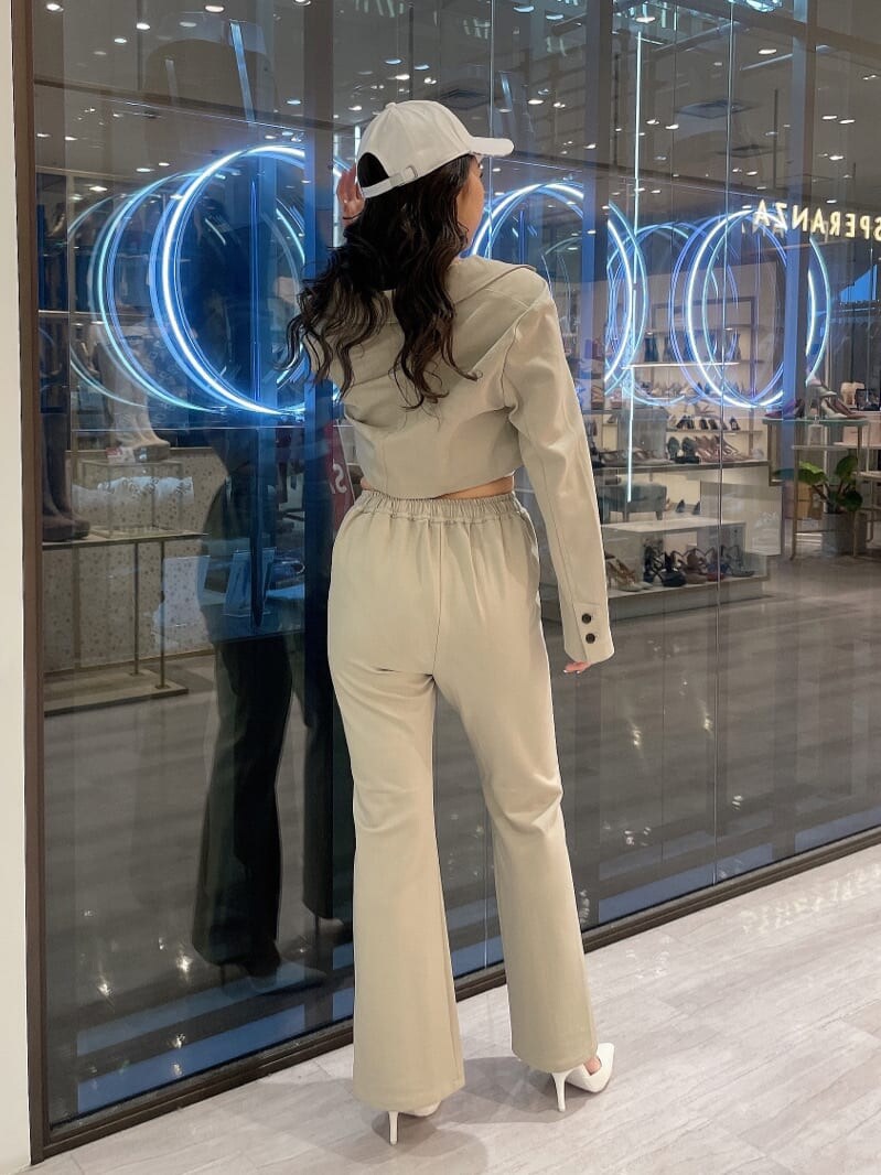 ホワイト系のパンプス、ベージュ系のテーラードジャケット、ベージュ系のその他パンツを着用したレディースの春コーディネートの5枚目の写真