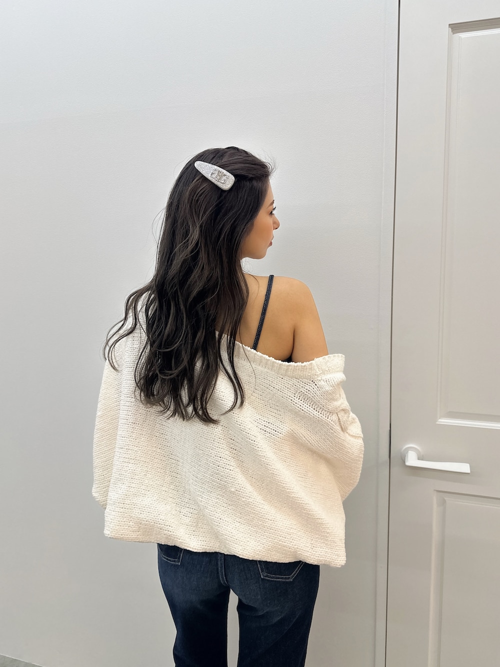 ブルー系のパンプス、ブルー系のつなぎ/オールインワン、ホワイト系のカーディガン/ボレロを着用したレディースの冬コーディネートの3枚目の写真