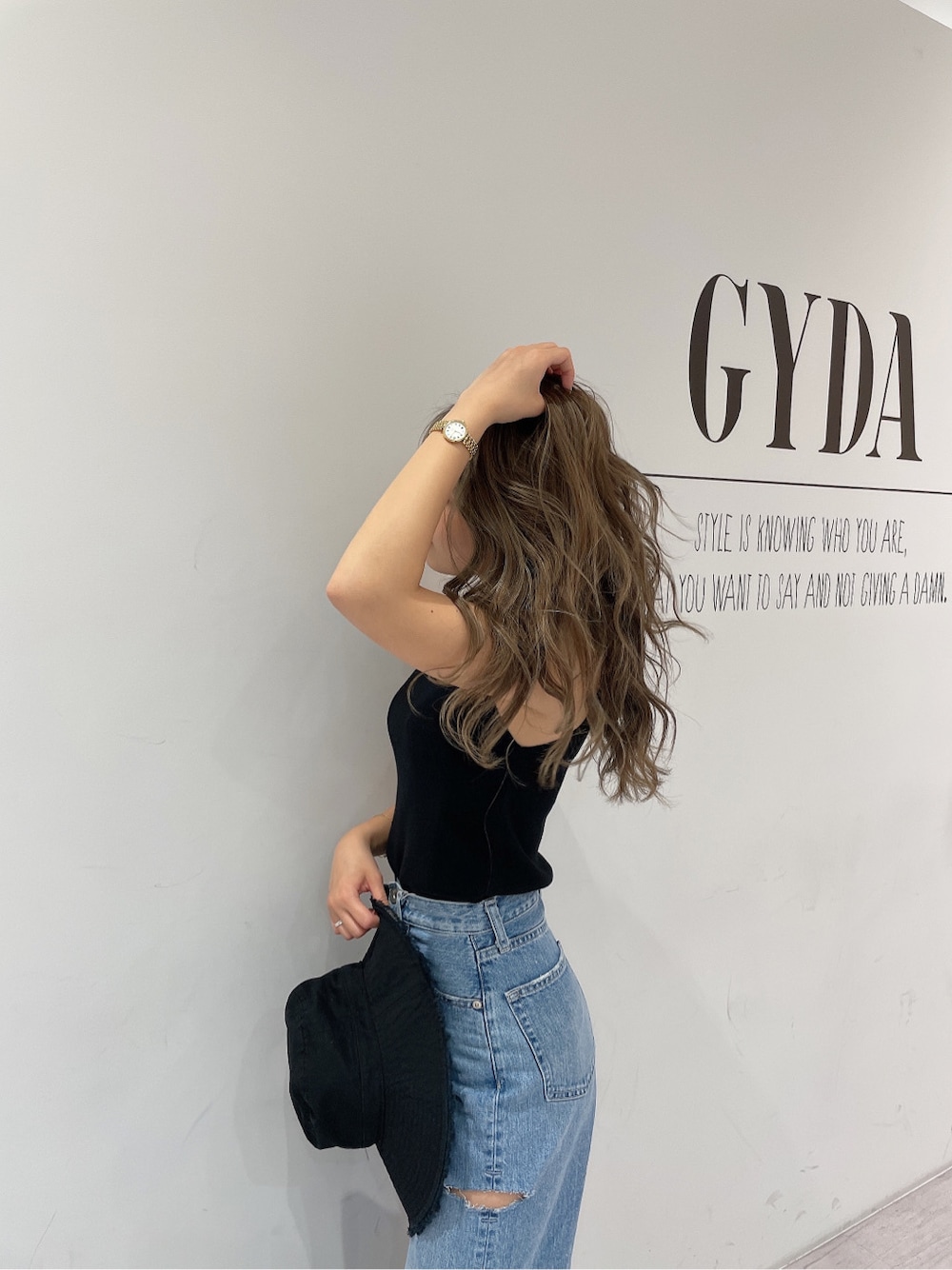 ブラック系のパンプス、ブラック系のニット/セーター、ブラック系のその他雑貨を着用したレディースの春コーディネートの4枚目の写真