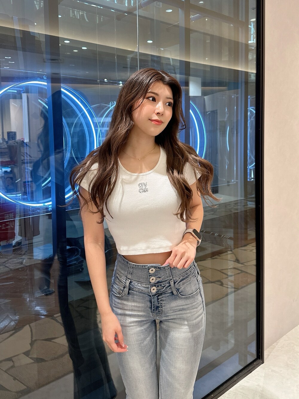 ブルー系のシャツ/ブラウス、ホワイト系のTシャツ/カットソー、ブルー系のデニムパンツを着用したレディースの春コーディネートの6枚目の写真