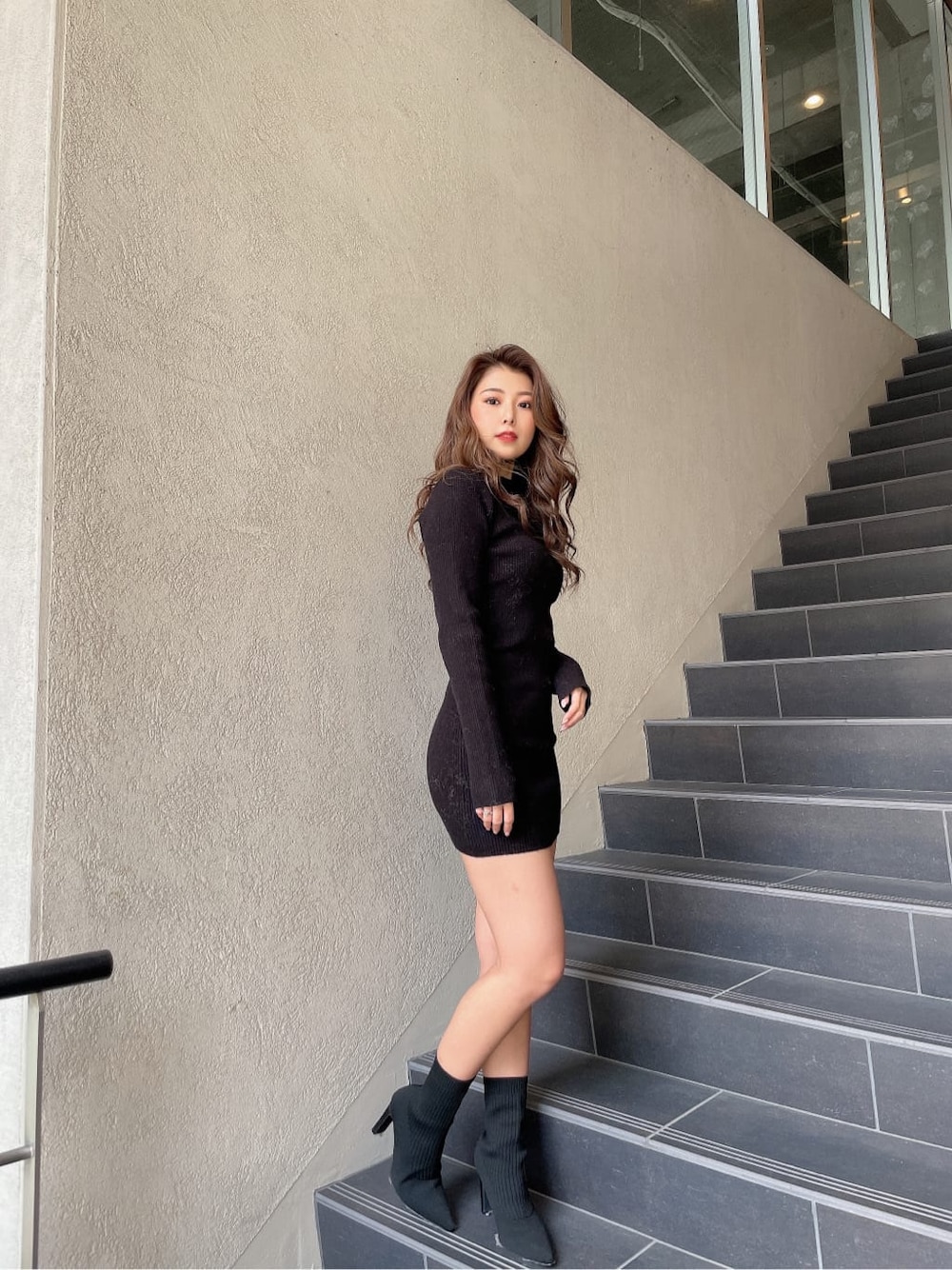 ブラック系のブーツ、ブラック系のワンピースを着用したレディースの冬コーディネートの3枚目の写真