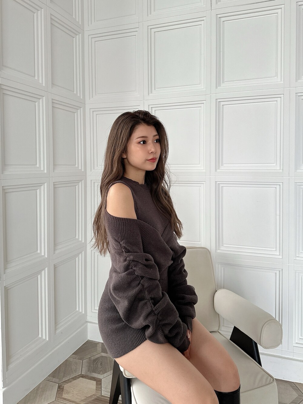 ベージュ系のつなぎ/オールインワン、ブラック系のブーツを着用したレディースの秋コーディネートの2枚目の写真