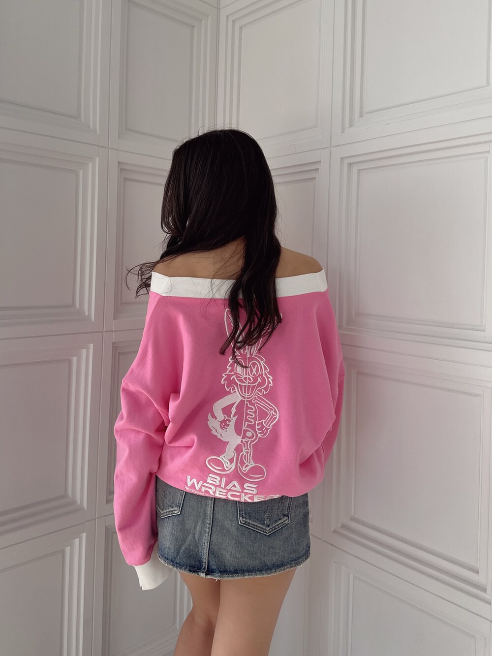 ブラック系のブーツ、ブルー系のデニムスカート、ピンク系のスウェットを着用したレディースの冬コーディネートの3枚目の写真