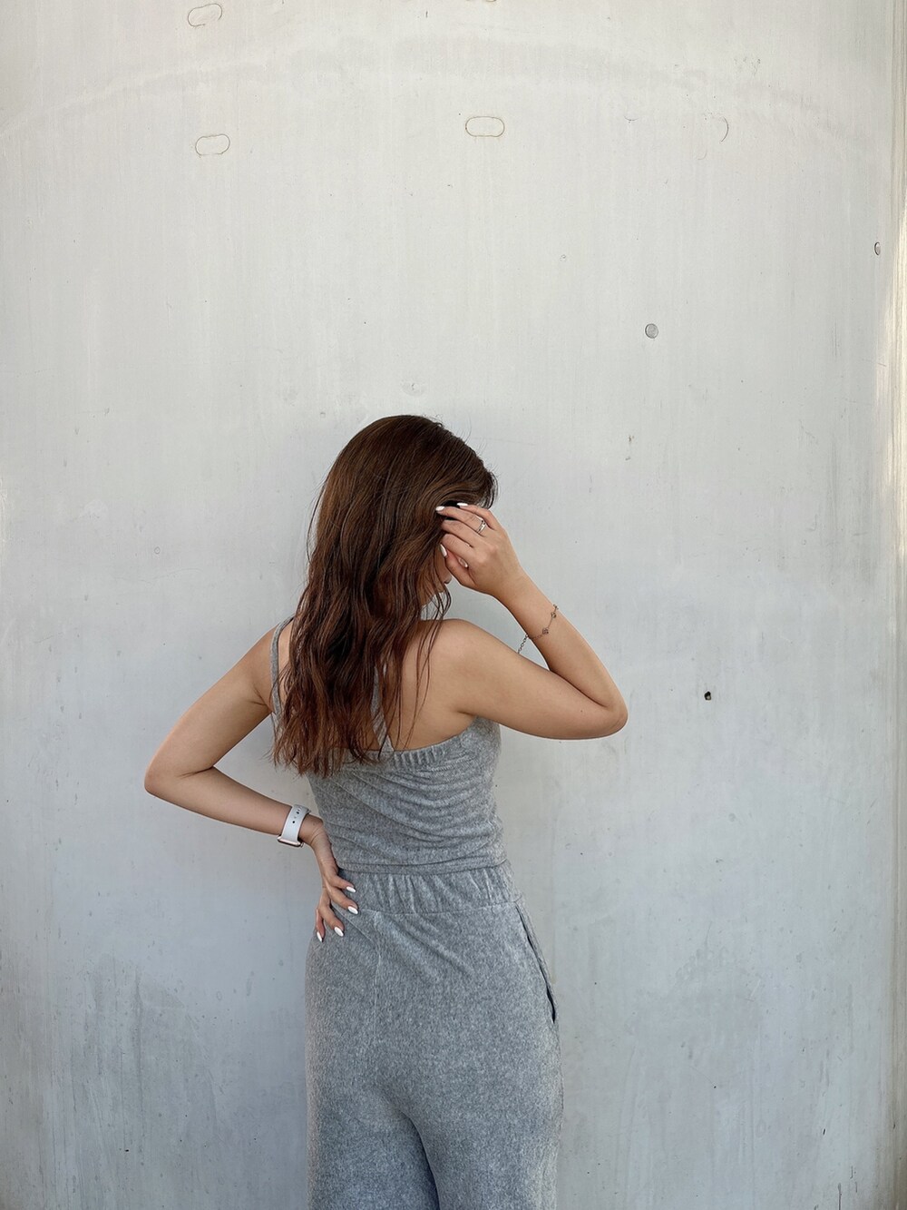 グレー系のキャミソール、ブラック系のスウェットパンツ、ブラック系のパンプスを着用したレディースの夏コーディネートの6枚目の写真