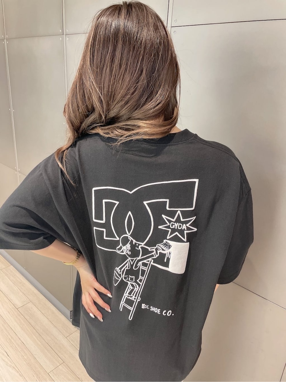 ブラック系のパンプス、グレー系のその他パンツ、ブラック系のTシャツ/カットソーを着用したレディースの春コーディネートの8枚目の写真