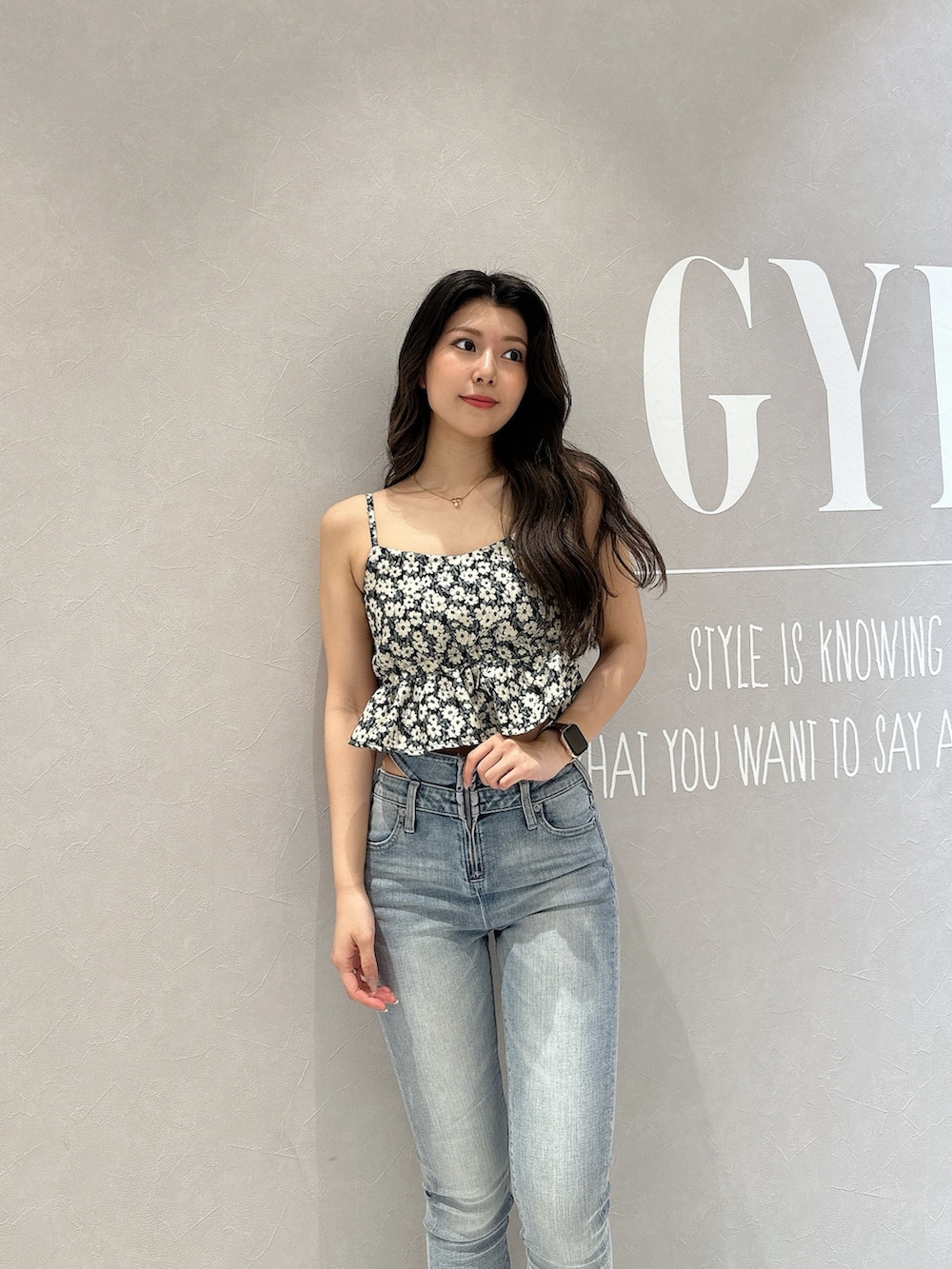 ブルー系のデニムパンツ、ホワイト系のサンダル、ホワイト系のシャツ/ブラウスを着用したレディースの春コーディネートの6枚目の写真