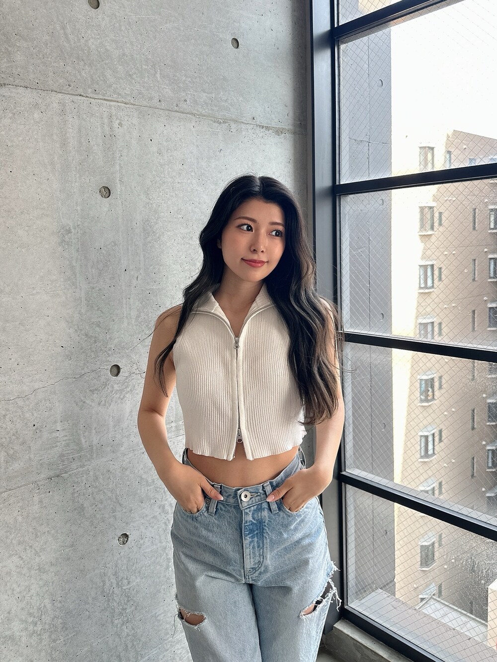 ホワイト系のパンプス、ホワイト系のタンクトップ、ブルー系のデニムパンツを着用したレディースの夏コーディネートの6枚目の写真