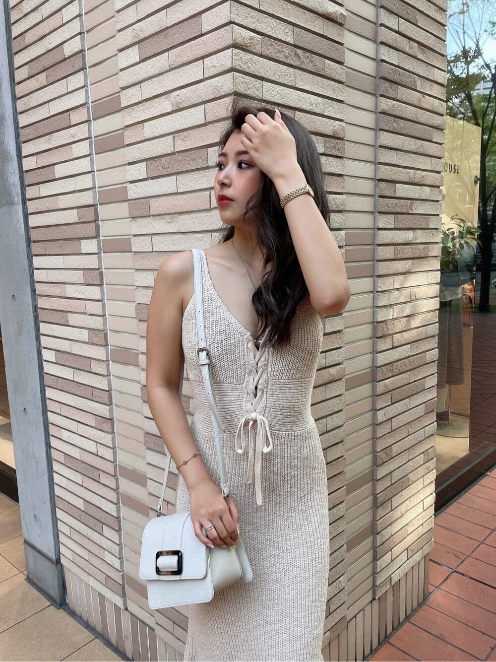 ホワイト系のワンピース、ベージュ系のサンダルを着用したレディースの夏コーディネートの7枚目の写真