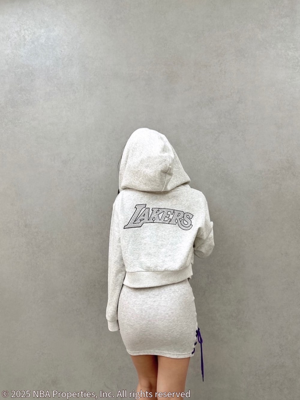 グレー系のワンピース、グレー系のパーカー、ブラック系のサンダルを着用したレディースの夏コーディネートの5枚目の写真