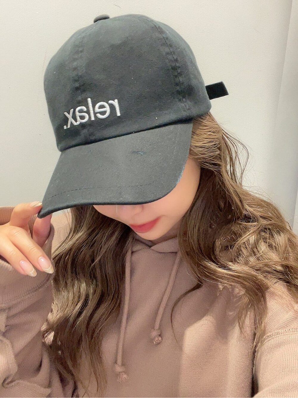 ベージュ系のその他パンツ、ベージュ系のパーカー、ブラック系のキャップを着用したレディースの夏コーディネートの5枚目の写真