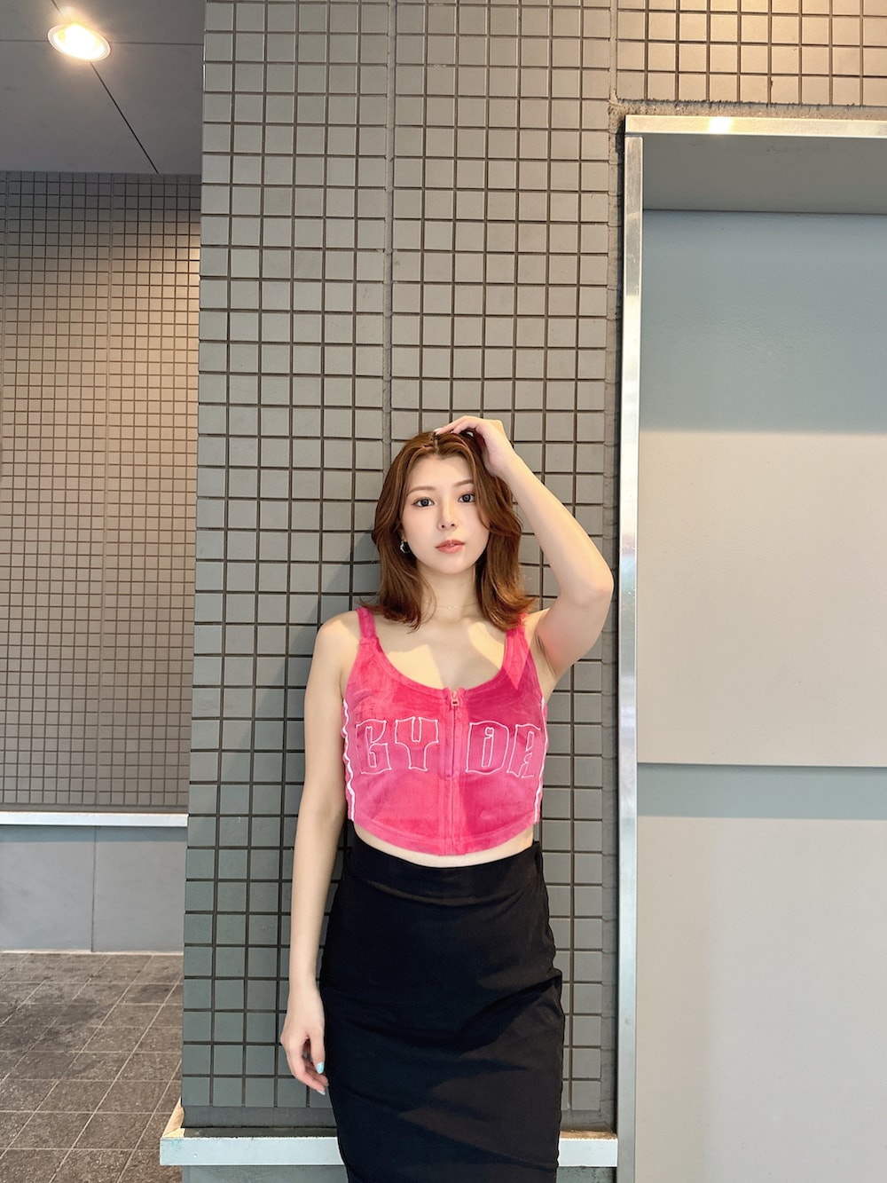 ピンク系のキャミソールを着用したレディースの夏コーディネートの4枚目の写真