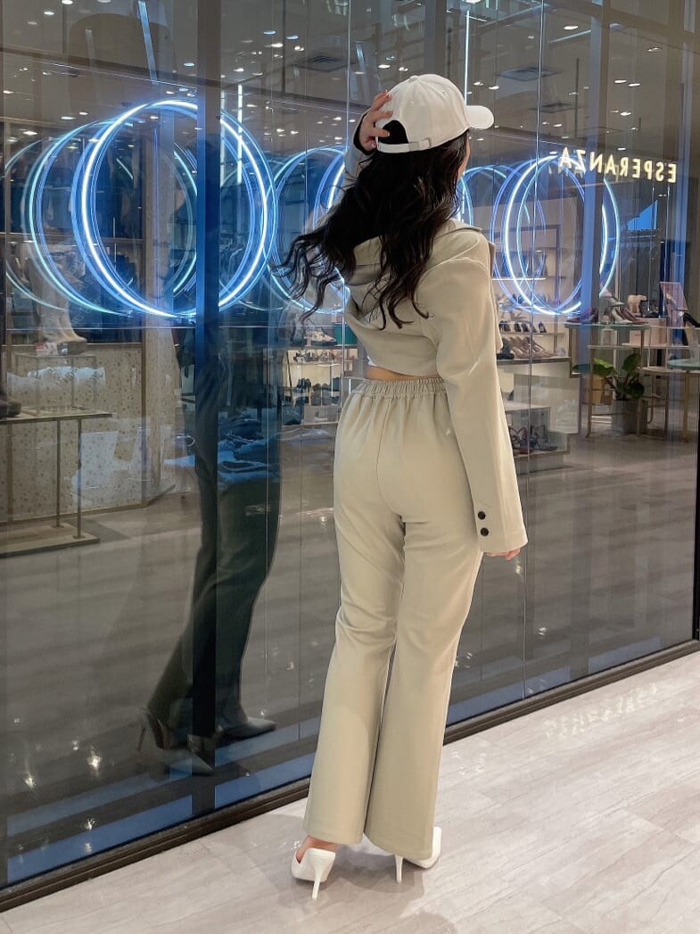 ホワイト系のパンプス、ベージュ系のテーラードジャケット、ベージュ系のその他パンツを着用したレディースの春コーディネートの4枚目の写真