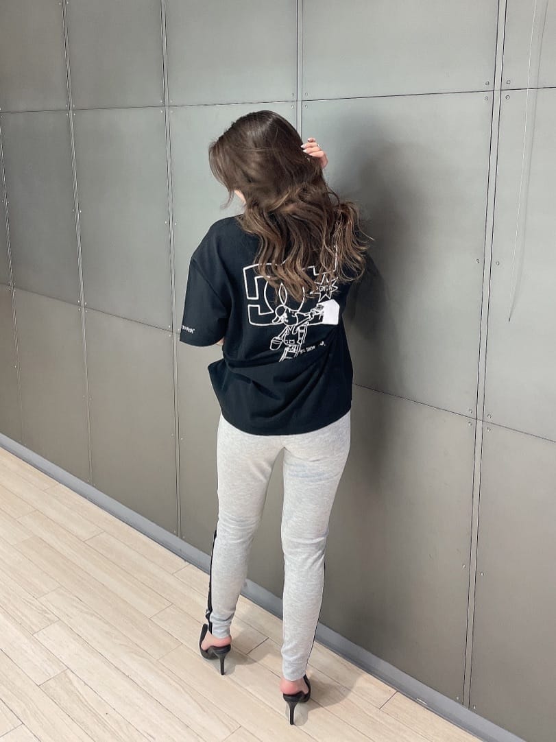 ブラック系のパンプス、グレー系のその他パンツ、ブラック系のTシャツ/カットソーを着用したレディースの春コーディネートの2枚目の写真