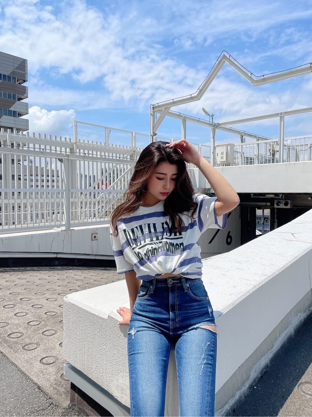 ブラック系のパンプス、ブルー系のデニムパンツ、その他のTシャツ/カットソーを着用したレディースの夏コーディネートの7枚目の写真