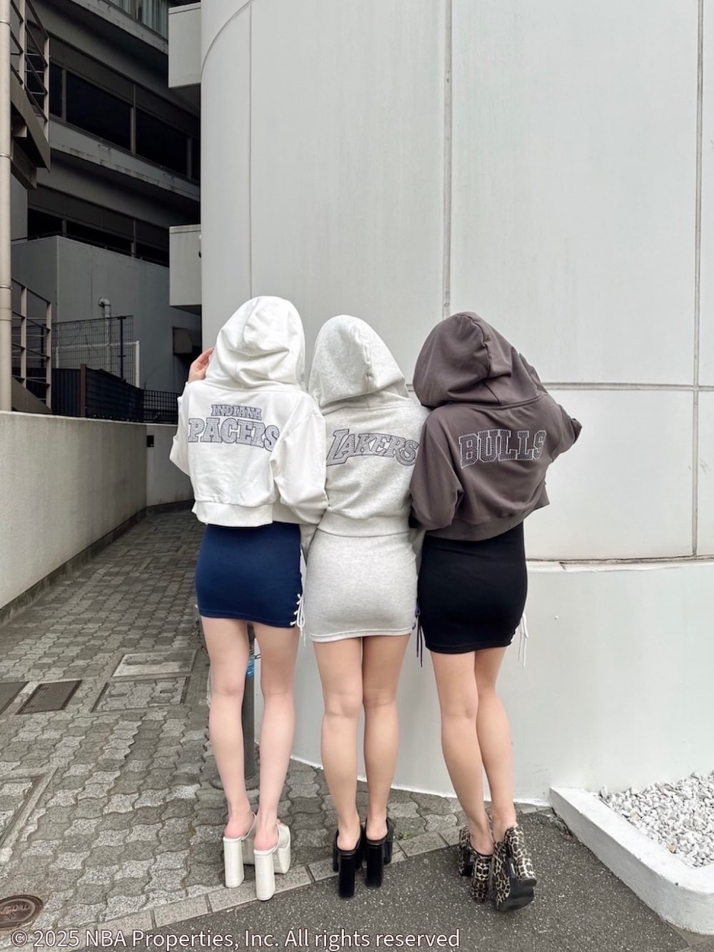 グレー系のワンピース、グレー系のパーカー、ブラック系のサンダルを着用したレディースの夏コーディネートの2枚目の写真